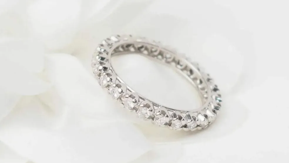 Alliance américaine en or blanc et diamants