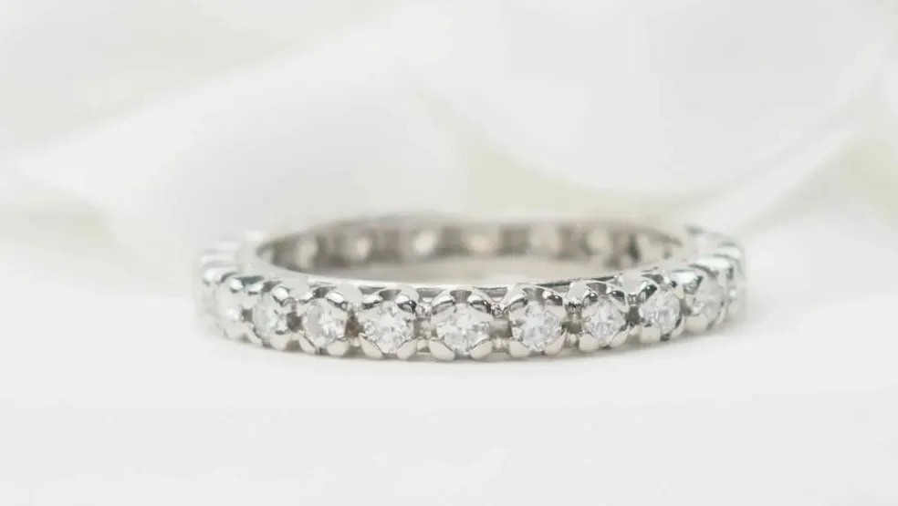 Alliance américaine en or blanc et diamants