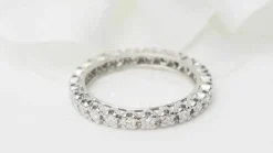 Alliance américaine en or blanc et diamants