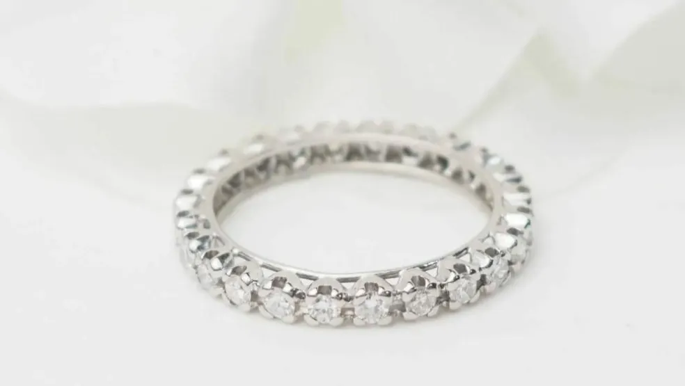 Alliance américaine en or blanc et diamants
