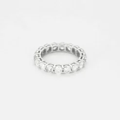Alliance américaine en or gris et diamants