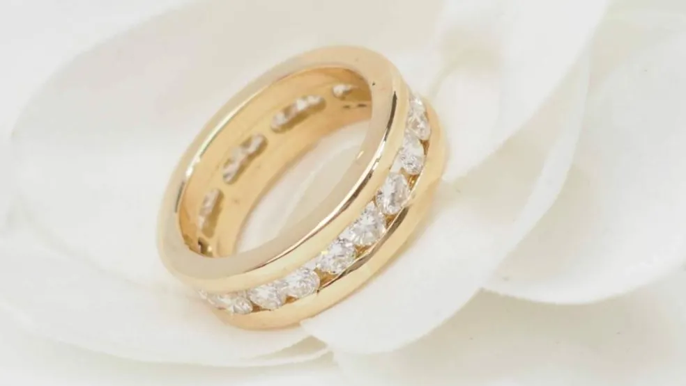 Alliance américaine en or jaune diamants