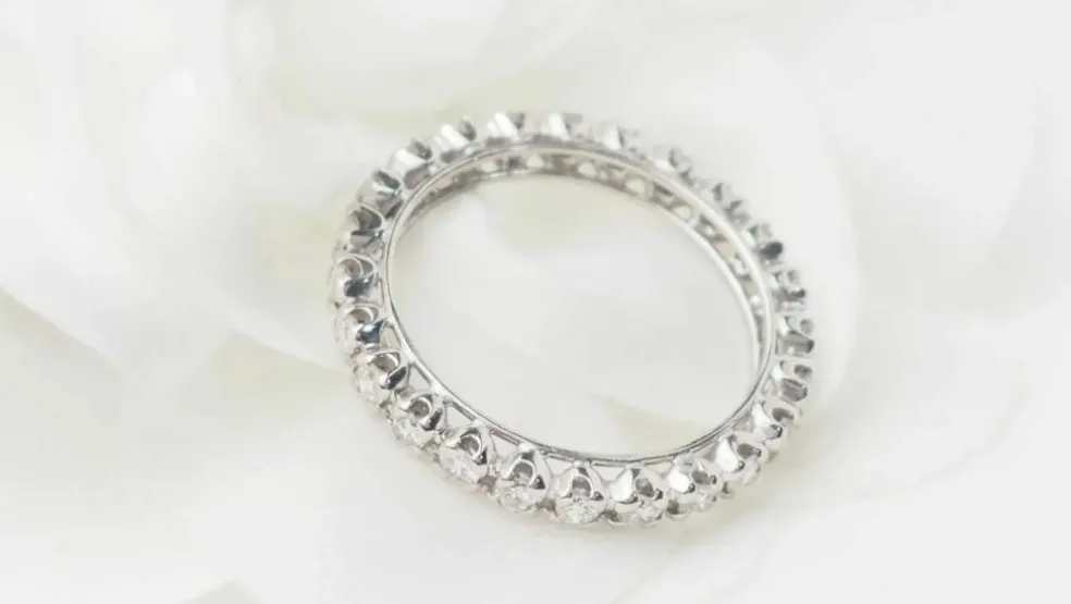 Alliance américaine en or blanc et diamants