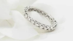 Alliance américaine en or blanc et diamants