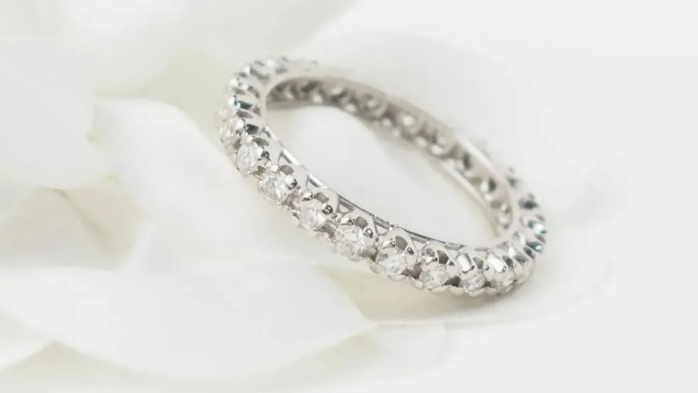 Alliance américaine en or blanc et diamants