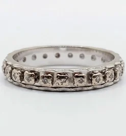 Alliance américaine or blanc 18k ornée de petits diamants taillés en brillants (circa 1960)
