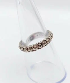 Alliance américaine or blanc 18k ornée de petits diamants taillés en brillants (circa 1960)