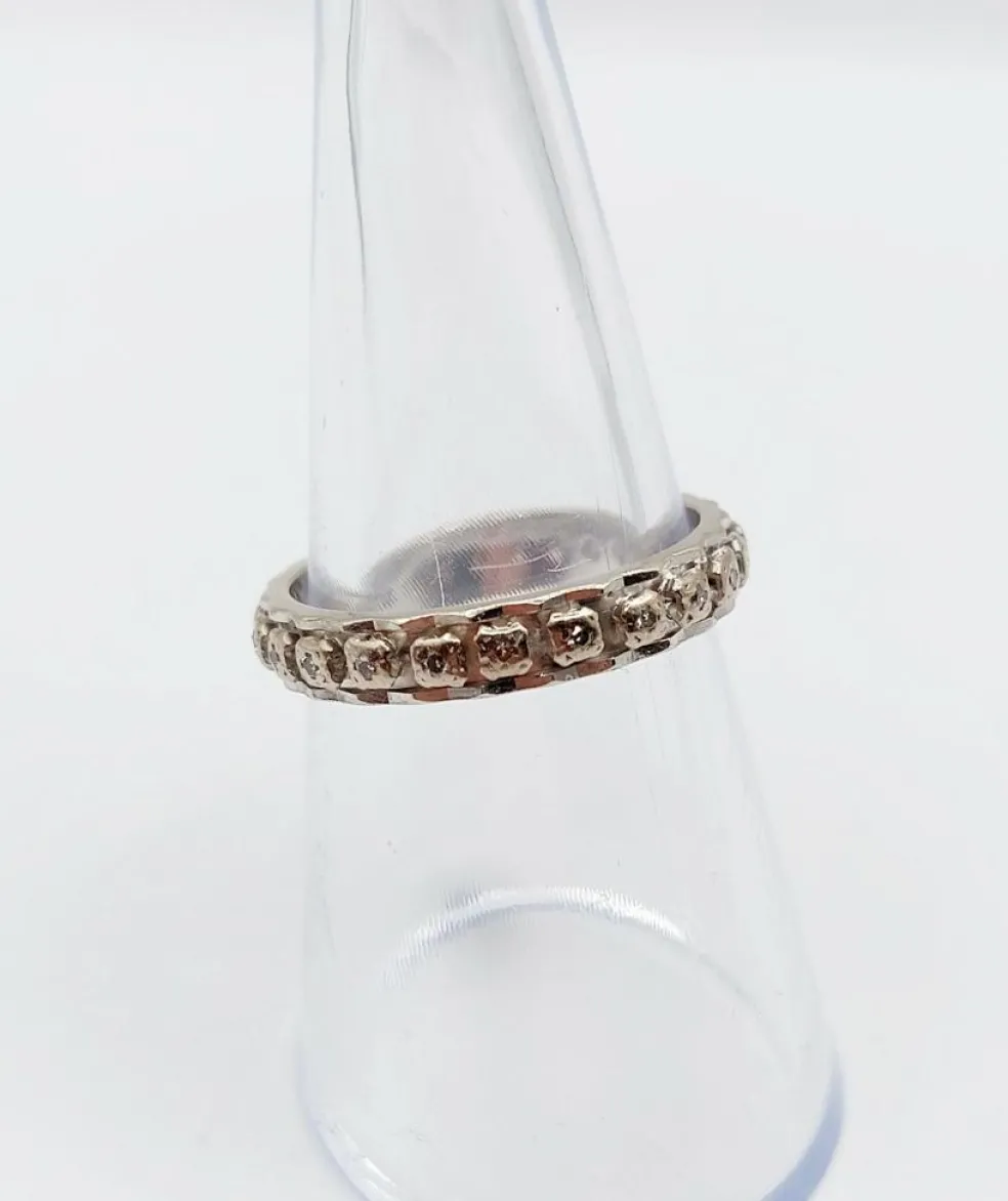 Alliance américaine or blanc 18k ornée de petits diamants taillés en brillants (circa 1960)