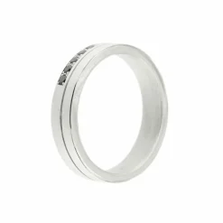 Alliance avec diamants noirs