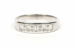 Alliance demi-américaine contemporaine en or blanc sertie de diamants