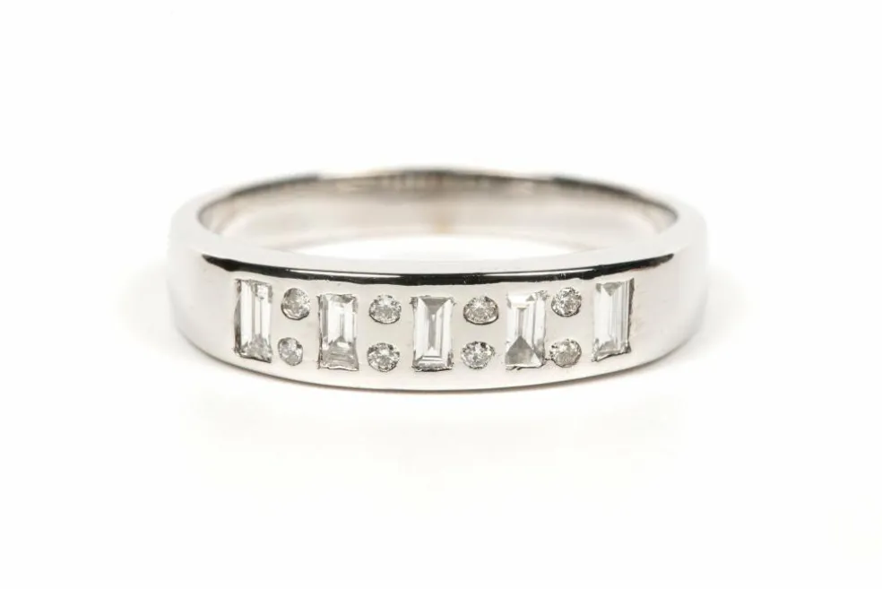 Alliance demi-américaine contemporaine en or blanc sertie de diamants