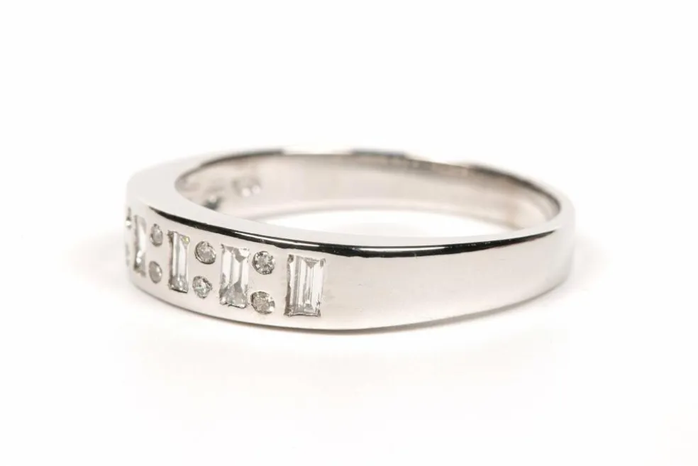 Alliance demi-américaine contemporaine en or blanc sertie de diamants