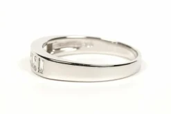 Alliance demi-américaine contemporaine en or blanc sertie de diamants
