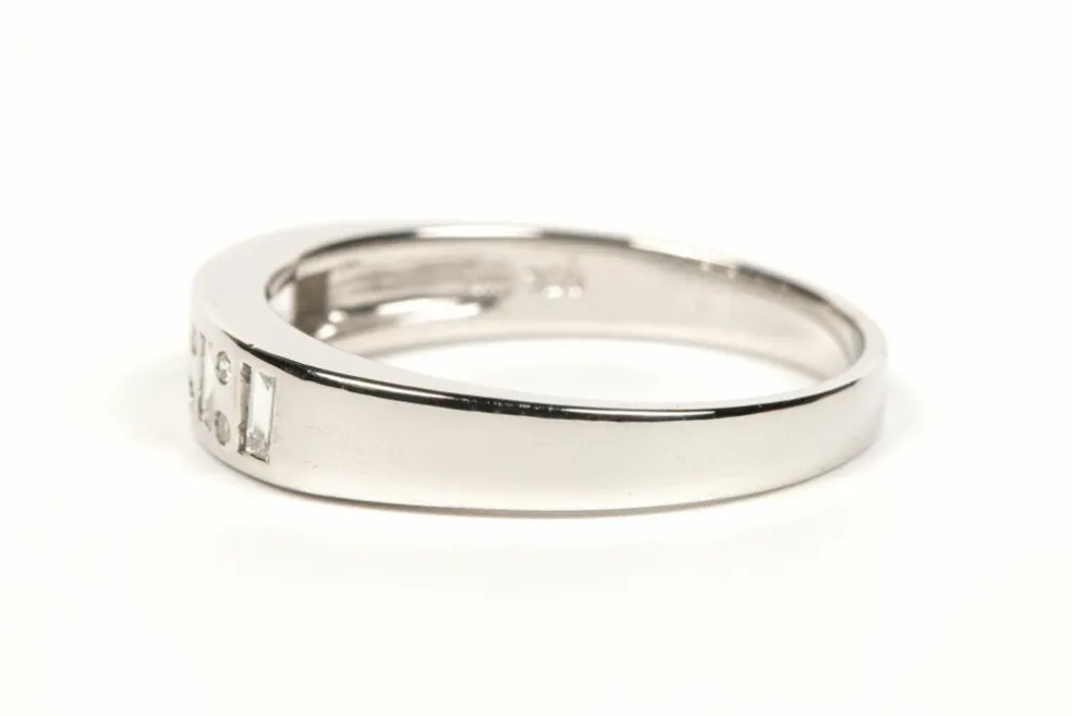 Alliance demi-américaine contemporaine en or blanc sertie de diamants