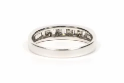 Alliance demi-américaine contemporaine en or blanc sertie de diamants