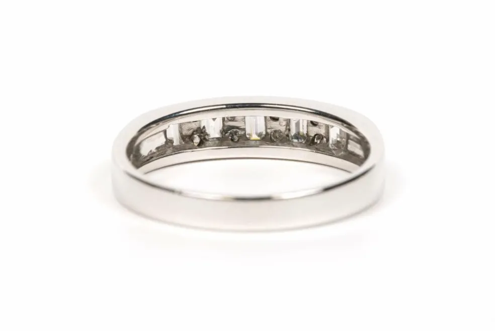 Alliance demi-américaine contemporaine en or blanc sertie de diamants