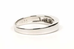 Alliance demi-américaine contemporaine en or blanc sertie de diamants