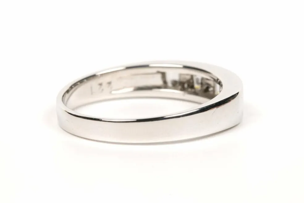 Alliance demi-américaine contemporaine en or blanc sertie de diamants