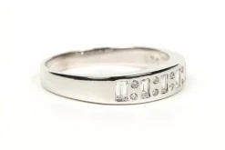 Alliance demi-américaine contemporaine en or blanc sertie de diamants