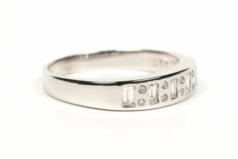 Alliance demi-américaine contemporaine en or blanc sertie de diamants