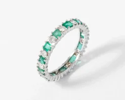 Alliance en diamant et émeraudes sur or gris