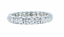 Alliance en or blanc 18 carats ornée de 25 diamants 2,40 carat environ