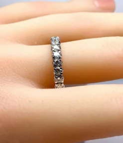 Alliance en or blanc 18 carats ornée de 25 diamants 2,40 carat environ