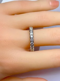 Alliance en or blanc 18 carats ornée de 25 diamants 2,40 carat environ