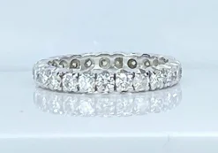 Alliance en or blanc 18 carats ornée de 25 diamants 2,40 carat environ
