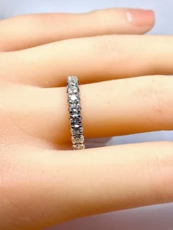 Alliance en or blanc 18 carats ornée de 25 diamants 2,40 carat environ