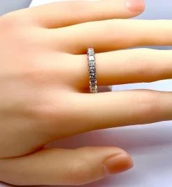 Alliance en or blanc 18 carats ornée de 25 diamants 2,40 carat environ
