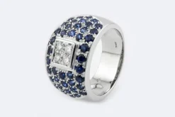Alliance en or blanc avec diamants et saphirs
