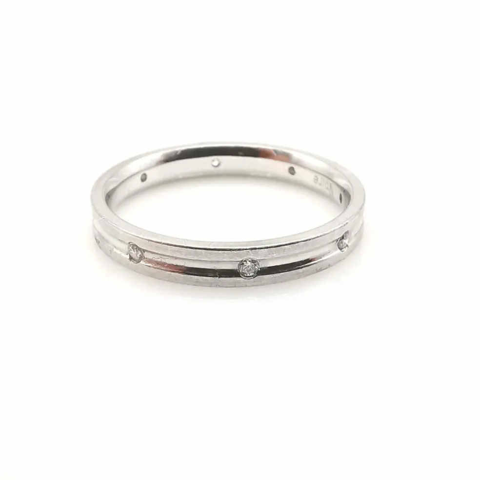 Alliance en or blanc et diamants