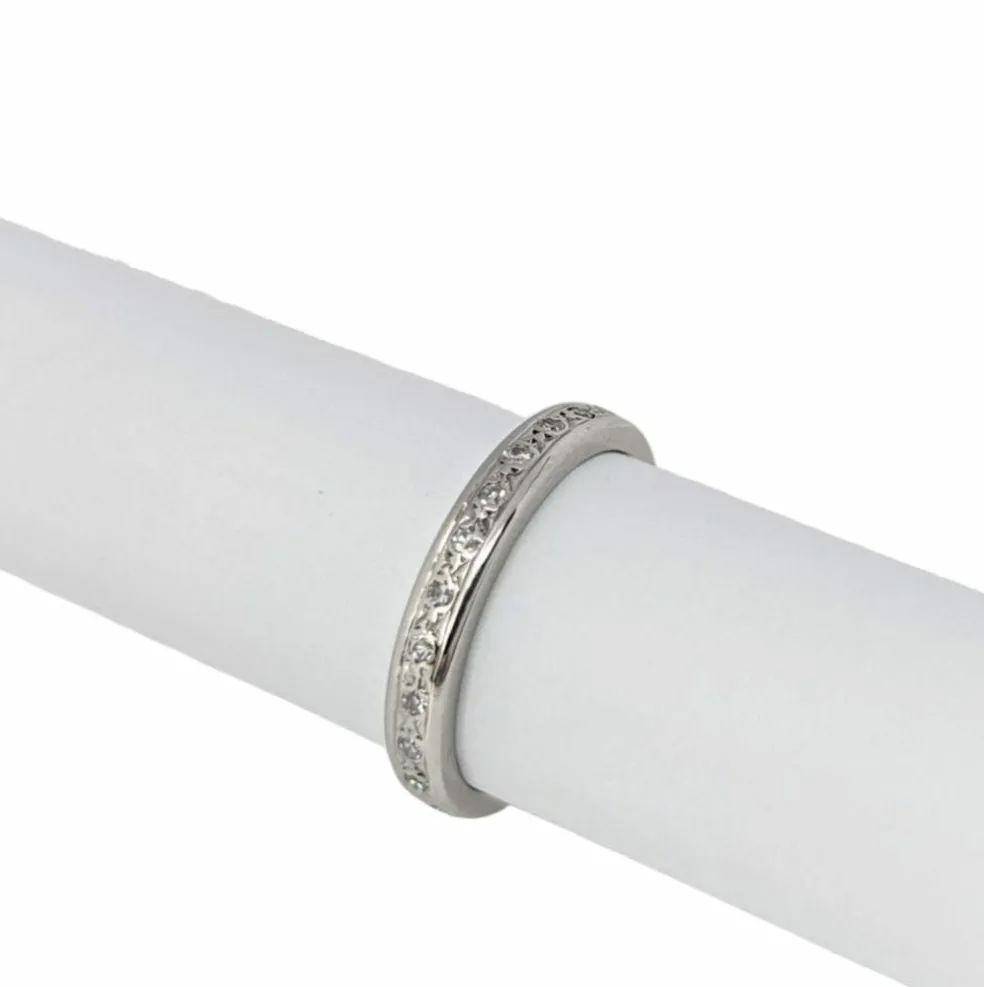 Alliance en or blanc et diamants