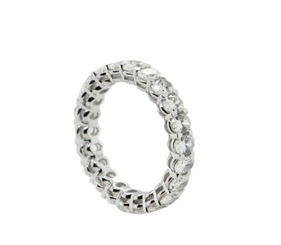 Alliance en or blanc et diamants 3 330 cts