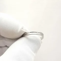 Alliance en or blanc et diamants