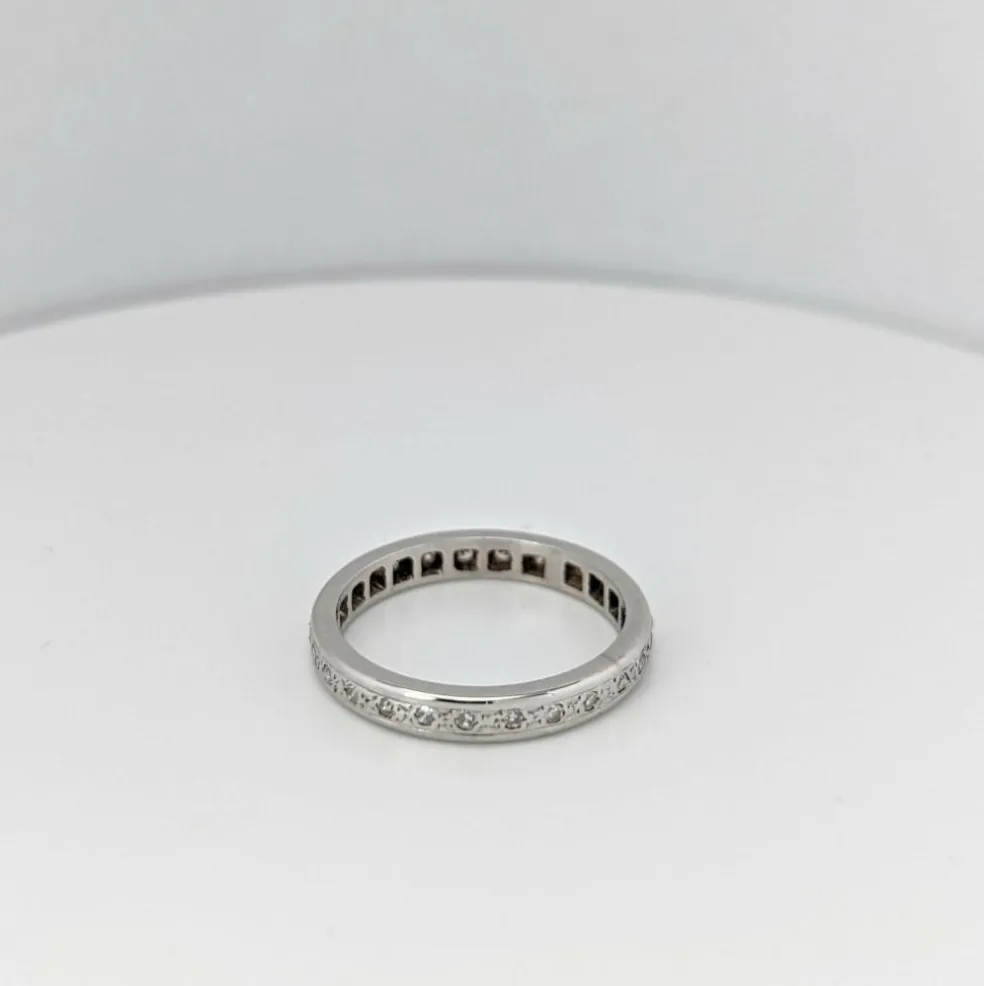 Alliance en or blanc et diamants