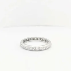 Alliance en or blanc et diamants