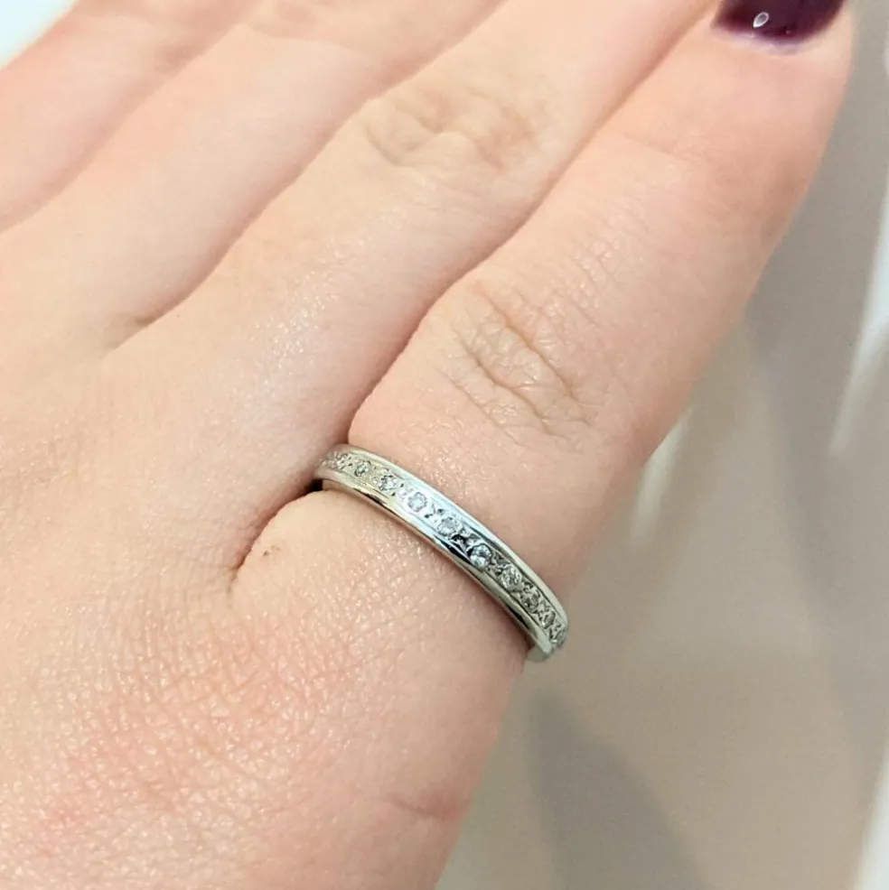 Alliance en or blanc et diamants
