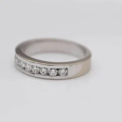 Alliance en or blanc et diamants