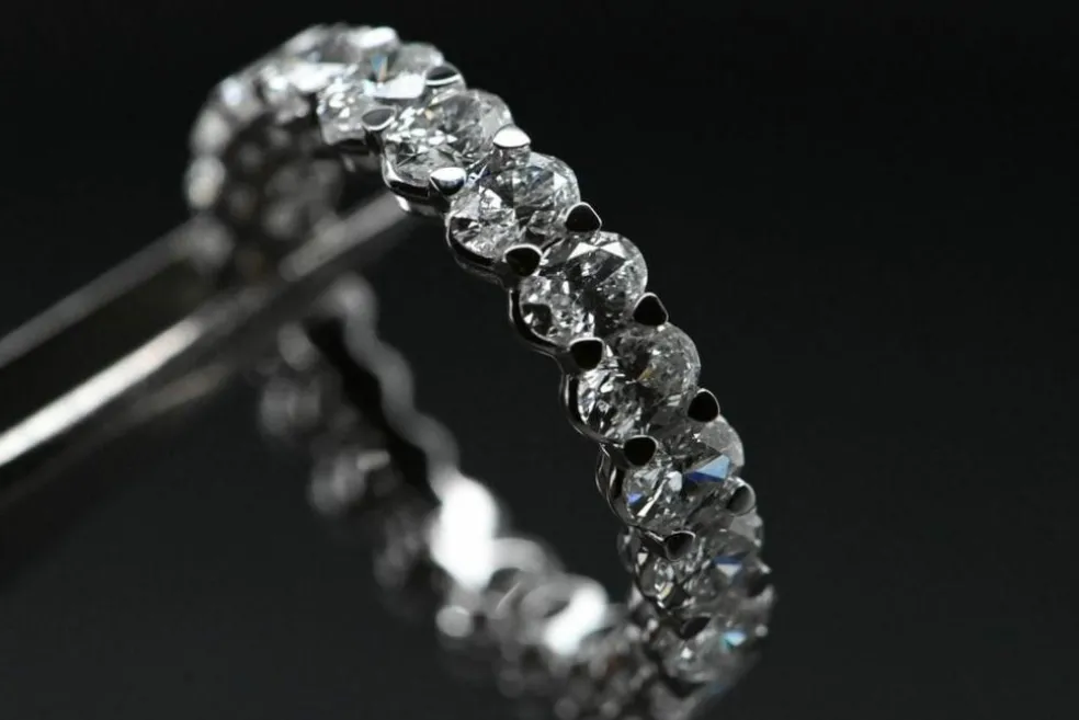 Alliance en or blanc et diamants 3 330 cts