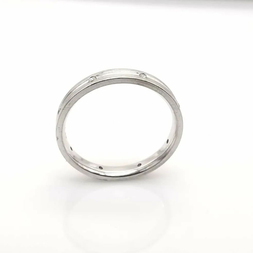 Alliance en or blanc et diamants
