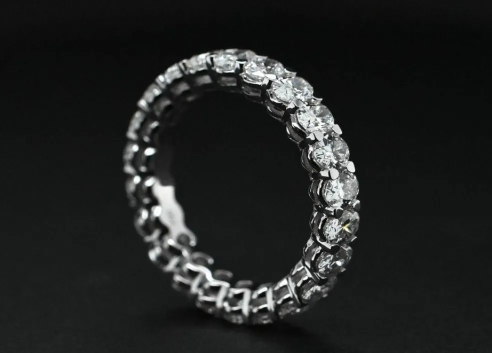 Alliance en or blanc et diamants 3 330 cts