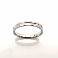 Alliance en or blanc et diamants