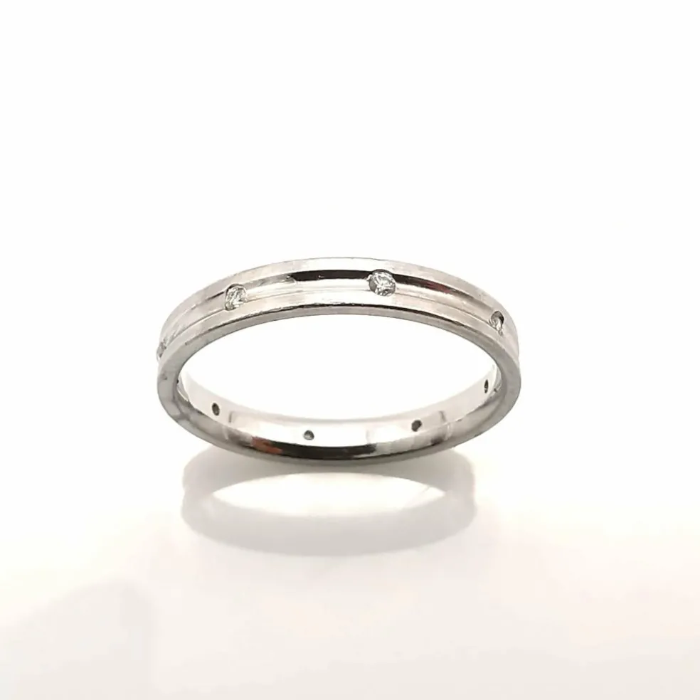 Alliance en or blanc et diamants