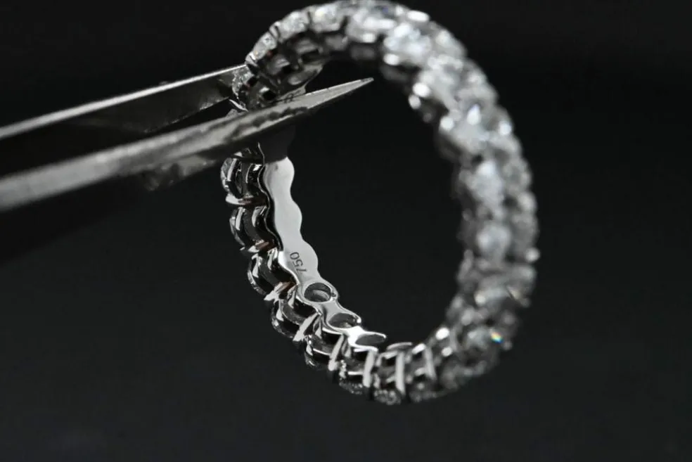 Alliance en or blanc et diamants 3 330 cts