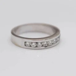 Alliance en or blanc et diamants