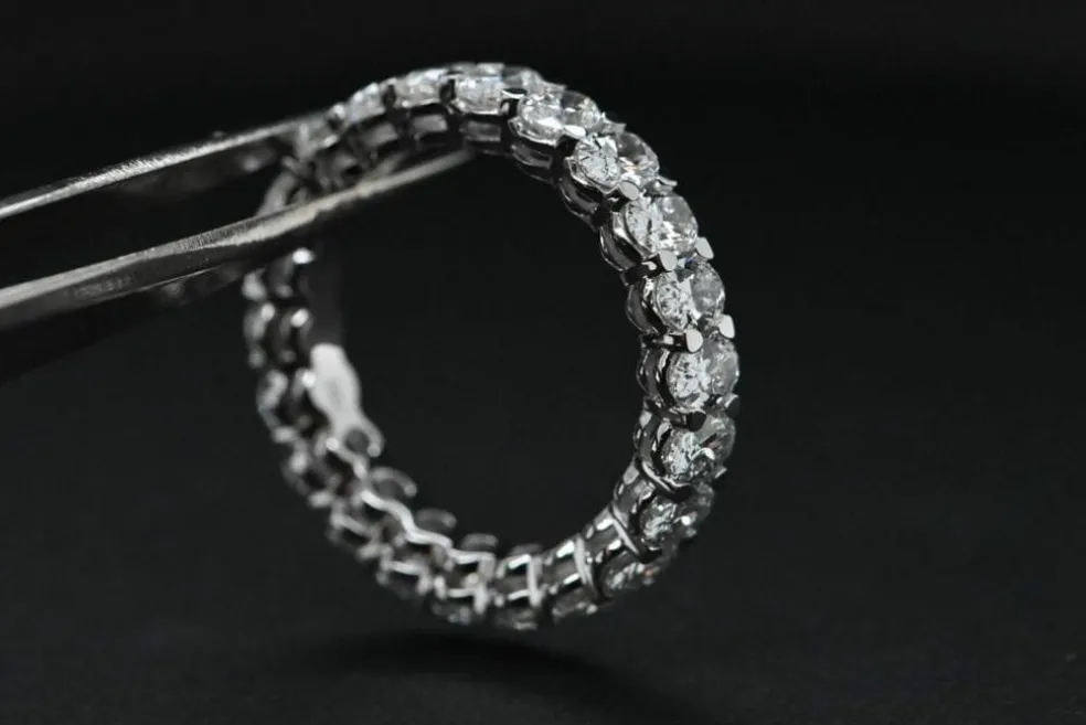 Alliance en or blanc et diamants 3 330 cts
