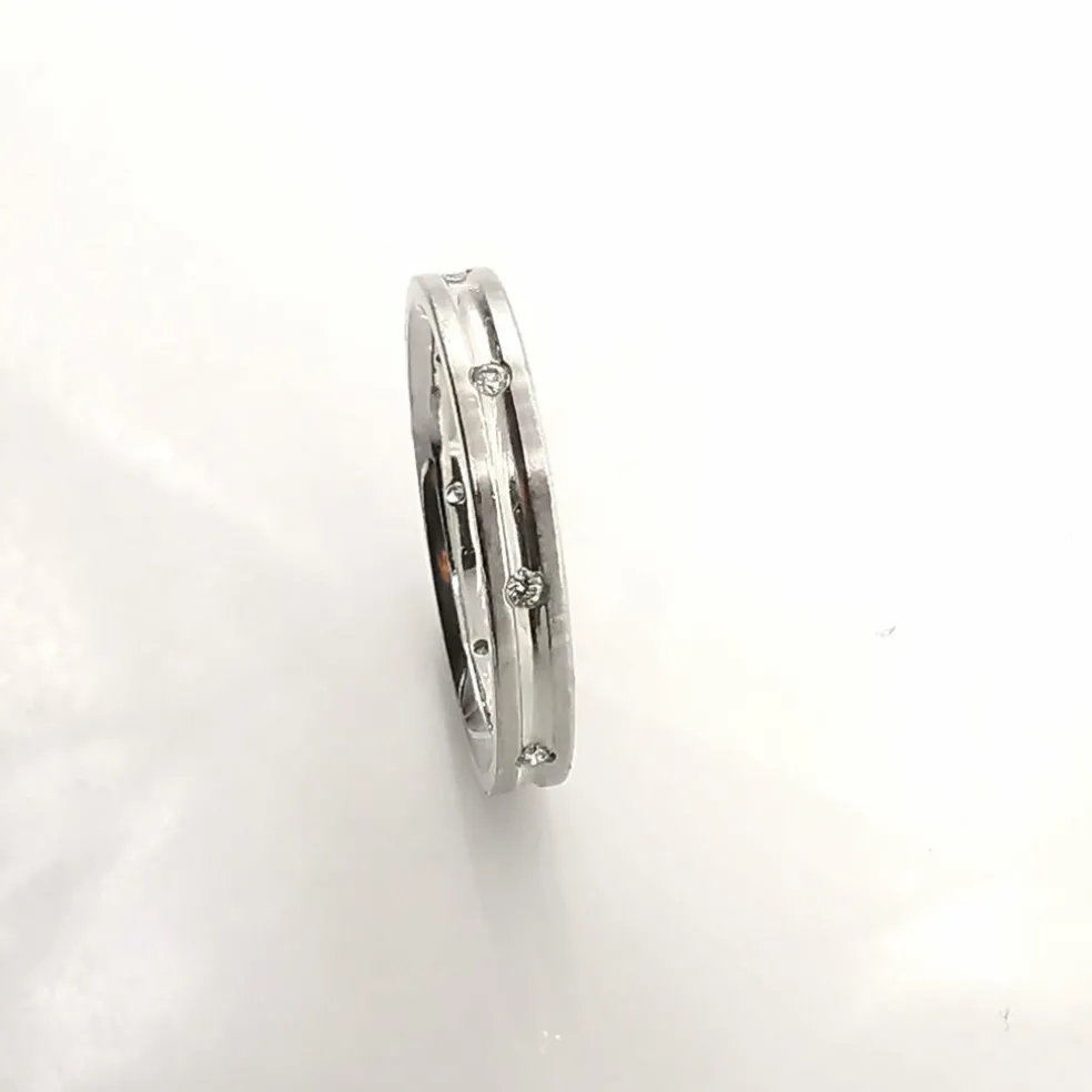 Alliance en or blanc et diamants