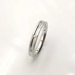 Alliance en or blanc et diamants